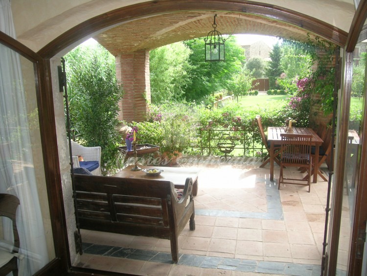 Vista des de l'interior de la casa de porxo i el jardí