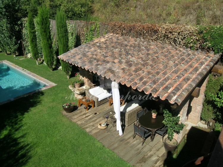 Vistes des de la terrassa de la suite de l'porxo exterior, jardí i piscina