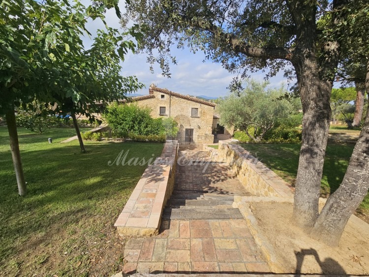 Pasaje de acceso a la piscina 