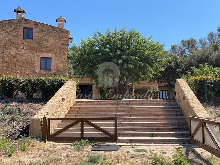 Escalera de acceso a los campos de la propiedad