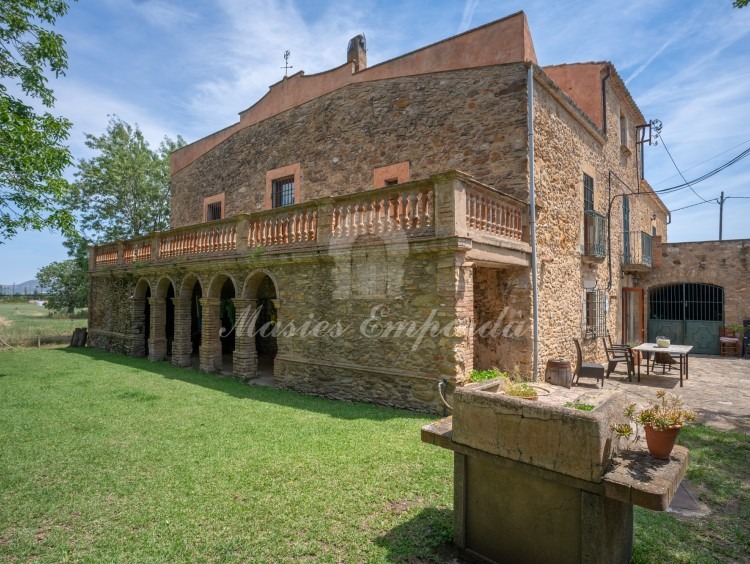 Terrassa i porxo arquejat de la façana oest