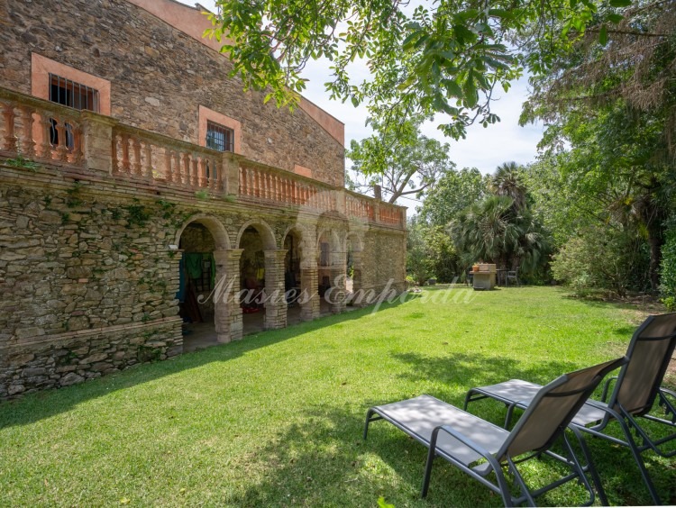 Terrassa i porxo arquejat de la façana oest