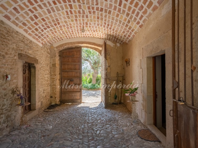 Entrada a la masía y al interior del jardín 