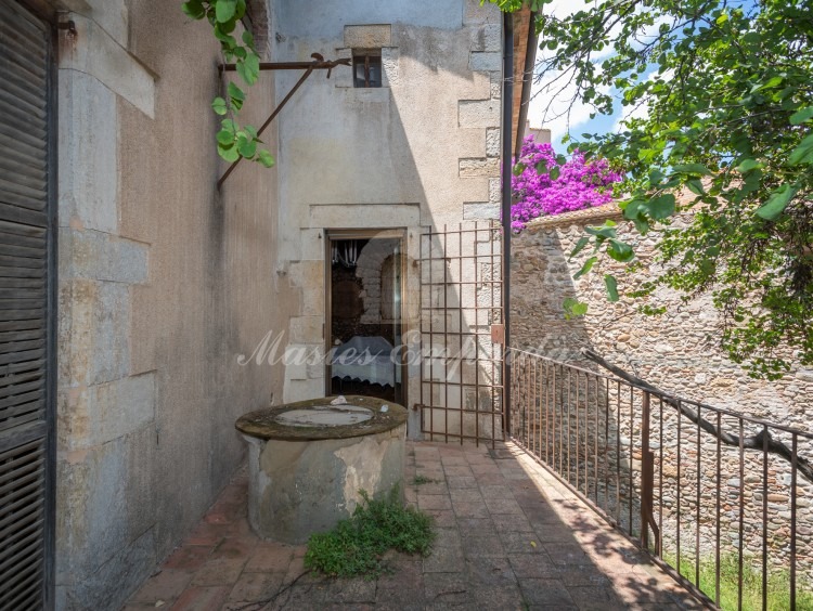 Terraza con pozo en la planta 