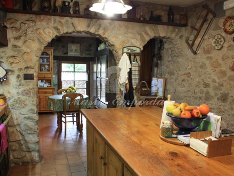 Cocina y la sala de desayunos al fondo de la imagen 